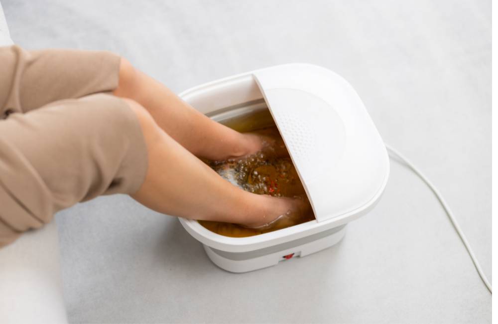 フットバスで足湯をしている人の足元