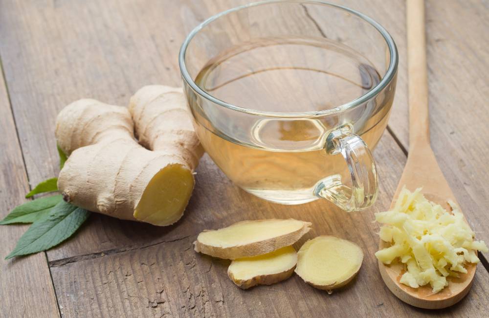 カップに注がれた生姜茶とカットされた生姜
